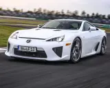 Weißer Lexus LFA auf Rennstrecke, ein Traumauto, dessen Lexus LFA Preis für Sammler unbezahlbar ist.