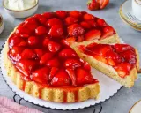 Saftiger Erdbeerkuchen mit Puddingcreme und glänzender Erdbeerschicht. Ein köstliches Erdbeerboden Rezept für den Sommer.