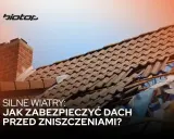 Uszkodzony dach po silnych wiatrach. Logo "biotop" sugeruje rozwiązania chroniące przed żywiołem.