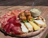 Tagliere con salumi, formaggi, frittelle e cipolline, un assaggio dei piatti tipici Valtellina.