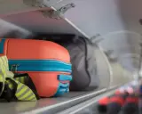 Pomarańczowa walizka i szara torba jako flydubai bagaż podręczny w schowku nad siedzeniami.
