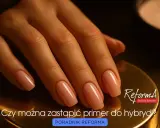 Dłoń z idealnym manicure hybrydowym. Czy można zastąpić primer do paznokci? Poradnik Reforma.