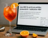 Szklanka Aperola z pomarańczą obok laptopa z kalkulatorem ABV. Dowiedz się, ile procent ma drink, np. Aperol 11%.