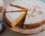 Ein köstlicher spanischer Kuchen, bestäubt mit Puderzucker und verziert mit einem Kreuzmuster.