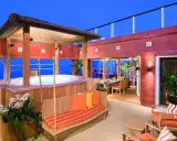 Terrazza con vasca idromassaggio e zona pranzo, un esempio di quali sono le cabine migliori su una nave da crociera.