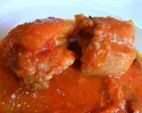 Succulento spezzatino di maiale in salsa rossa, un piatto che profuma di casa e tradizione.