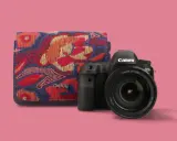 Fotografia produktowa: aparat Canon EOS z obiektywem i etui O bag w kolorowe wzory.