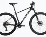Czarny rower górski, idealny do wyścigów mtb xc. Wyposażony w amortyzator, przerzutki i opony CST Jack Rabbit.