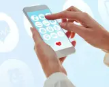Une personne utilise une application santé smartphone avec des icônes médicales.