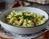 Pastasallad med krämig pesto, pinjenötter, ost och smakrika soltorkade tomater. En härlig sommarrätt.