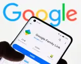 Telefon z aplikacją Google Family Link, która umożliwia blokadę rodzicielską na telefonie.