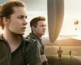 Amy Adams i Jeremy Renner patrzą na gigantyczny statek obcych. W tle żołnierze i helikopter. To może być kluczowe 10 pik znaczenie.