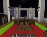 Wnętrze z biblioteczką i stołem, gdzie realistyczne mody do Minecraft dodają detali.