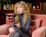 Jennette McCurdy parla con passione, seduta su un divano rosa, con un microfono "Call Her Daddy" davanti.