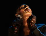 Grace Jones idag, med mikrofonen i handen och blicken uppåt, utstrålar ikonisk scenenergi.