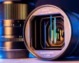 Dwa obiektywy, jeden z oznaczeniem "Anamorphic 1.33X", drugi z podziałką przysłony.