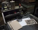 Co to jest print? To ręcznie drukowany plakat "LINOTYPE FOR LIFE" z użyciem czarnego tuszu, drewna i maszyny Linotype.