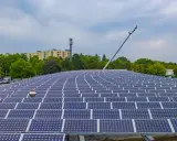 Große Solaranlage mit vielen Panels, die Energie für die Zukunft erzeugen. Die **EEG-Abschaffung** mag kommen, doch die Sonne scheint weiter.
