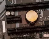Carte mère MSI avec une pile bouton pour le clear CMOS, des slots PCI Express et des condensateurs.