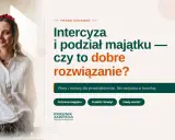 Kobieta w białej koszuli i czerwonej opasce na włosach. Tytuł: "Intercyza i podział majątku – czy to dobre rozwiązanie?".