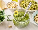 Świeże pesto z rukoli, orzechy nerkowca i makaron. Idealne składniki do pysznego dania.