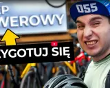 Mężczyzna w czapce z daszkiem "055" w sklepie rowerowym. Napis "PRZYGOTUJ SIĘ" i "SKLEP ROWEROWY" sugerują, na co zwrócić uwagę przy zakupie roweru.