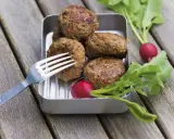 Kotlety mielone przepis babci, pachnące ziołami, podane z rzodkiewką na drewnianym stole.