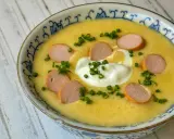 Cremige Kartoffelsuppe mit Würstchenscheiben, einem Klecks Sahne und Schnittlauch. Ein einfaches und leckeres Kartoffelsuppe Rezept für kalte Tage.