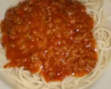 Porcja spaghetti z bogatym sosem bolońskim. Idealne pytanie: jakie mięso do spaghetti? Tutaj mielona wołowina w sosie pomidorowym.
