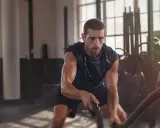 Ein Mann trainiert mit Seilen im Fitnessstudio. Das ist funktionelles Training, das Kraft und Ausdauer verbessert.