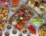 Un buffet, c'est une abondance de délices : charcuteries, fromages, crudités, pains et dips variés. Parfait pour partager !