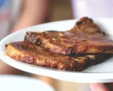Dos jugosas chuletas de cerdo a la parrilla, doradas y listas para disfrutar.
