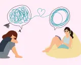 Smutna dziewczyna z plątaniną myśli w chmurce. Obok uśmiechnięta terapeutka, która pomaga uporządkować chaos. Czy psychoterapia pomaga? Tak!