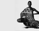 Irving Penn captura a una modelo agachada con un chal bordado y flecos.