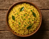 Eine Schüssel voller goldener Hirse, garniert mit Kümmelsamen und frischer Petersilie. Ein gesundes Abendessen, das Energie für den nächsten Tag gibt.