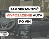 Wnętrze auta z widoczną kierownicą i konsolą środkową. Napisy informują o tym, jak sprawdzić wyposażenie auta po VIN.