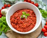Hausgemachte Pizza Sauce, wie in der Pizzeria, mit frischen Tomaten, Knoblauch und Basilikum.