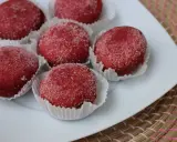 Dolcetti rossi ricoperti di zucchero, perfetti per scoprire cosa mangiare nelle Marche.