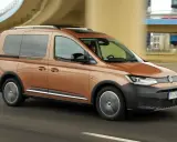 Brązowy Volkswagen Caddy Pan Americana w ruchu drogowym.