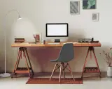 Bureau moderne pour le télétravail : bureau en bois, ordinateur, plante verte et lampe. Une belle idée bureau teletravail pour un espace fonctionnel et agréable.