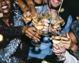 Radosna impreza, ludzie wznoszą kieliszki z szampanem. Po spożyciu alkoholu, pobranie krwi może dać inne wyniki.