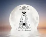 Une femme médite devant une pleine lune, symbole de la mère. Son corps est orné de symboles lunaires et d'un pentagramme.