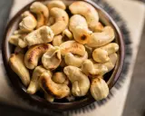 Schale voller gerösteter Cashewkerne, die zeigen, dass Cashewkerne gesund sind.