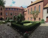 Dziedziniec zamkowy w Solcu Kujawskim, z zadbanymi żywopłotami i brukowanymi alejkami, to jedna z urokliwych atrakcji tego miejsca.