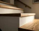 Piękne, odnowione schody drewniane z widocznym usłojeniem dębu. Nowoczesna renowacja schodów drewnianych nadaje wnętrzu ciepła.