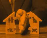Rozdzielone puzzle w kształcie domów symbolizują podział majątku. Jednoosobowa działalność gospodarcza a podział majątku wspólnego – jak podzielić rodzinne dobra?