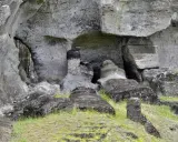 Kamienne posągi na Wyspie Wielkanocnej, wtopione w skalne zbocze, strzegą tajemnic przeszłości.