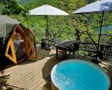 Relaks w domku na drzewie z widokiem na Gorges du Tarn. Jacuzzi, stół i zielone wzgórza.