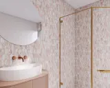 Elegancka łazienka z mozaiką imitującą marmur. Zastosowanie marmuru w łazience dodaje luksusu i stylu.