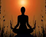 Silhuett av en person i meditationsställning, omgiven av gräs och med en solnedgång i bakgrunden. En bild som symboliserar meditation och hinduism.